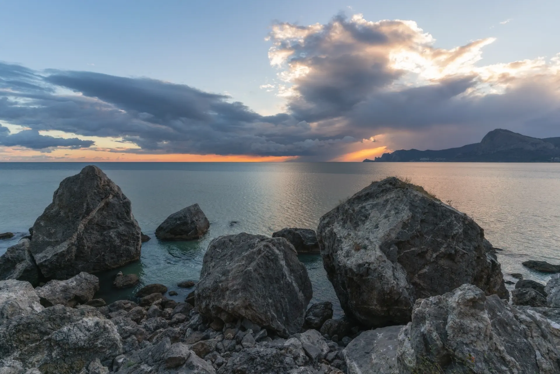 Вечернее время у моря в октябре. 🌅 У горы Алчак возвышаются скалы, на фоне Судакской б...
