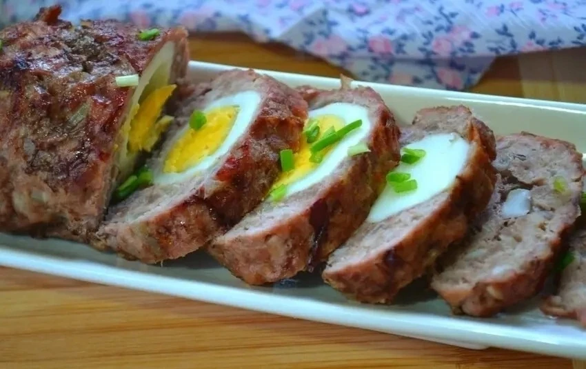 Мясной рулет с яйцом в духовке.