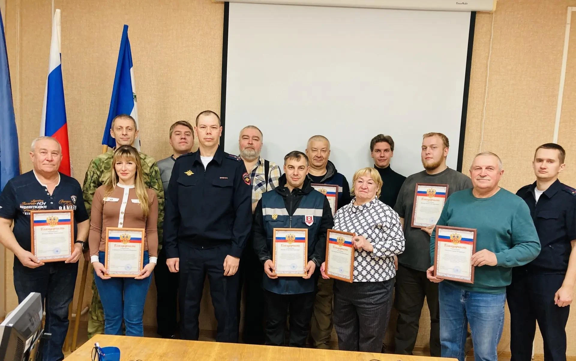 В Усть-Илимске полицейские поощрили членов добровольной народной дружины и казаков