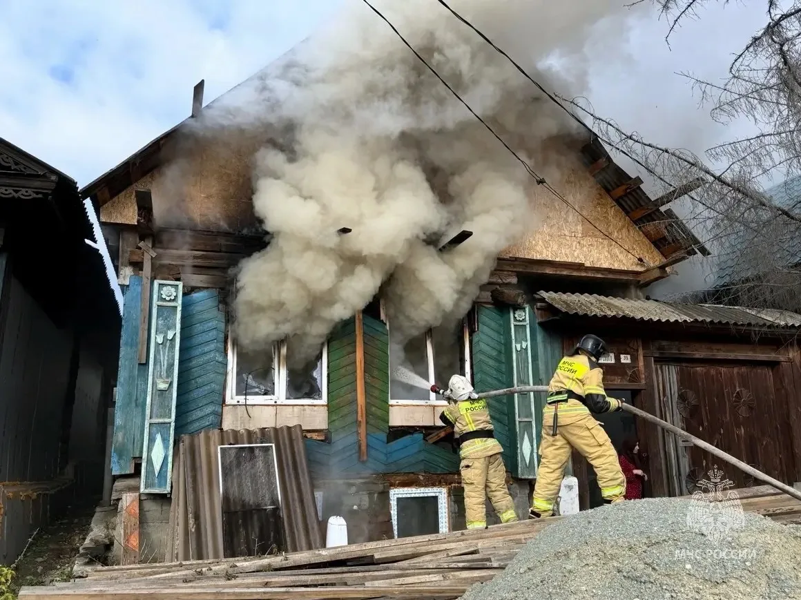 Пожар и угрозу взрыва ликвидировали в Кыштыме сотрудники МЧС России