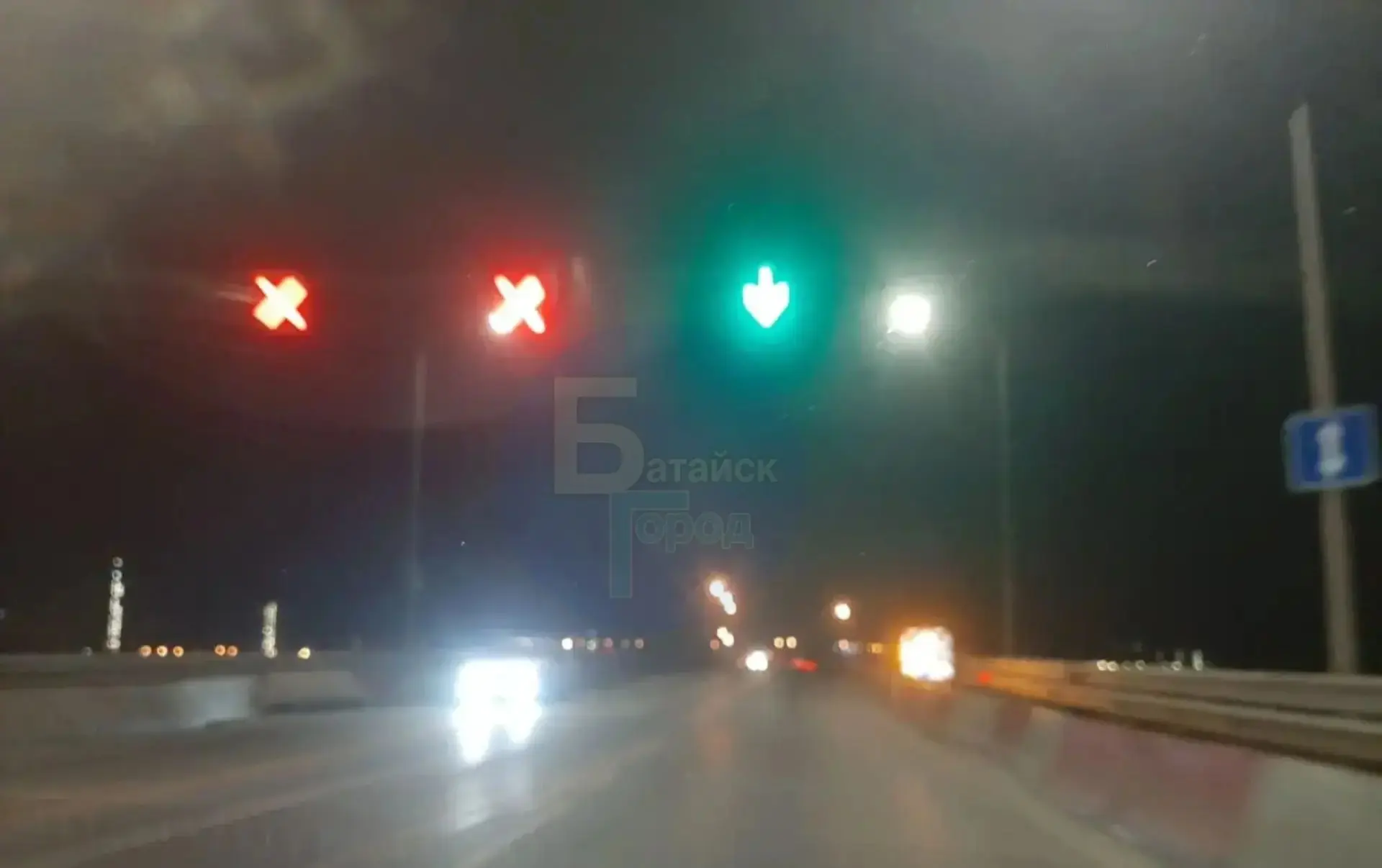 Уже двое суток светофор на мосту на северном подъезде к Батайску работает некорректно: ...