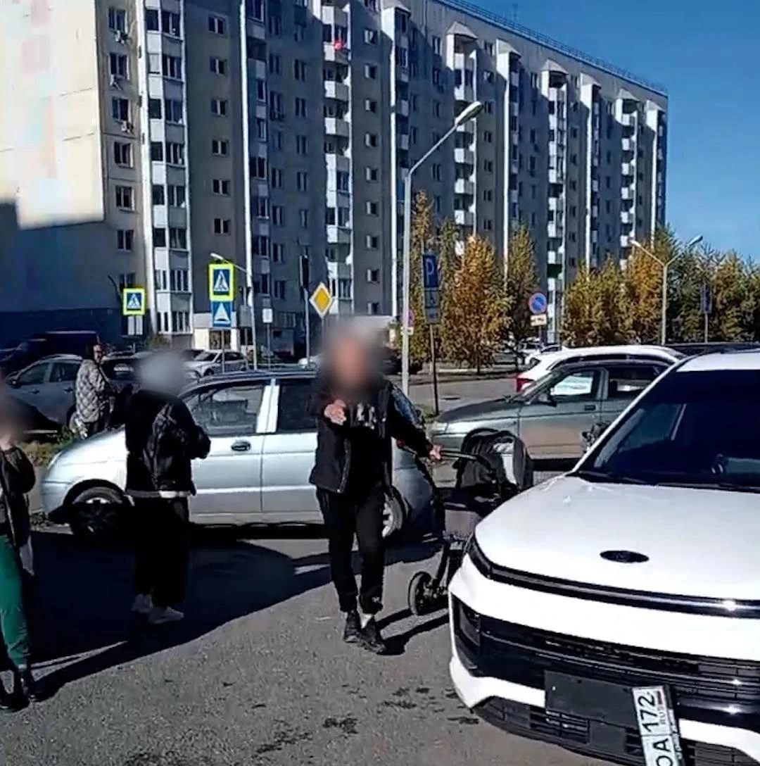 В тюменском микрорайоне Антипино мужчина в неадекватном состоянии напал на автомобиль, ...
