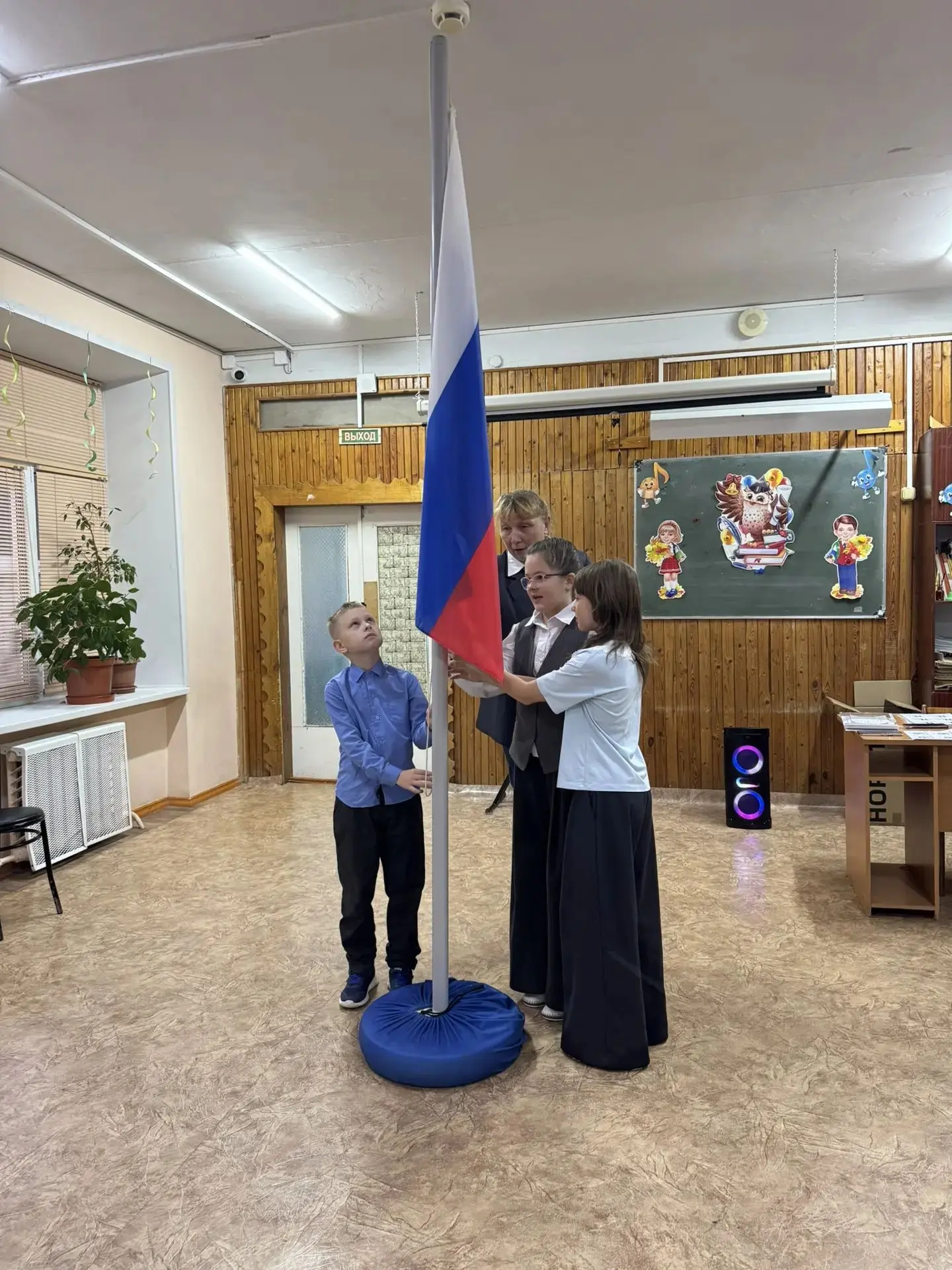По традиции новая учебная неделя в начальной школе началась с торжественной церемонии п...