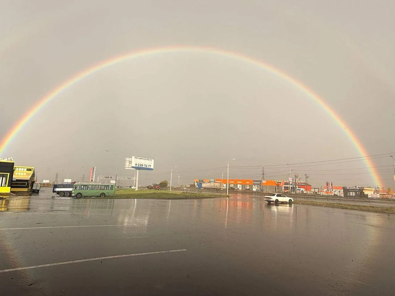 В Красноярске после дождя местами выглянула радуга.