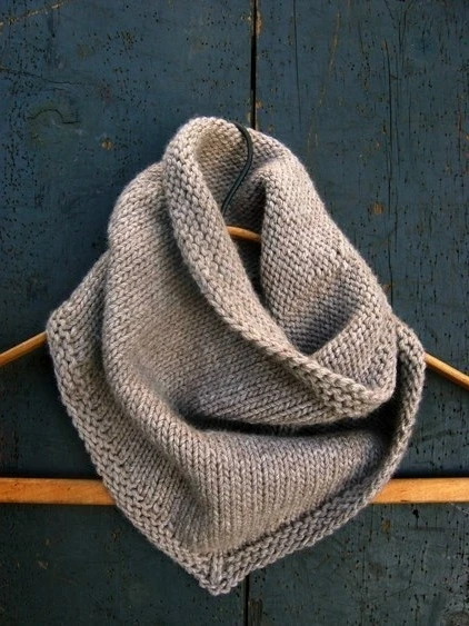 🧶 Стильный и лаконичный бактус-снуд с аккуратным уголком станет идеальной защитой от о...