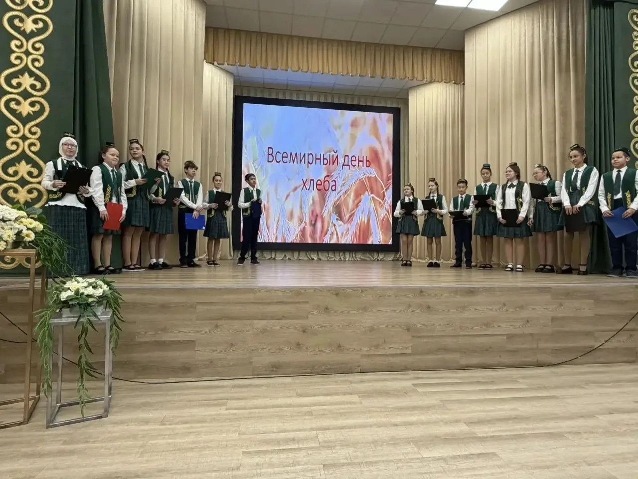 Выступление 6 «а» на линейке на важную тему «Всемирный день хлеба»