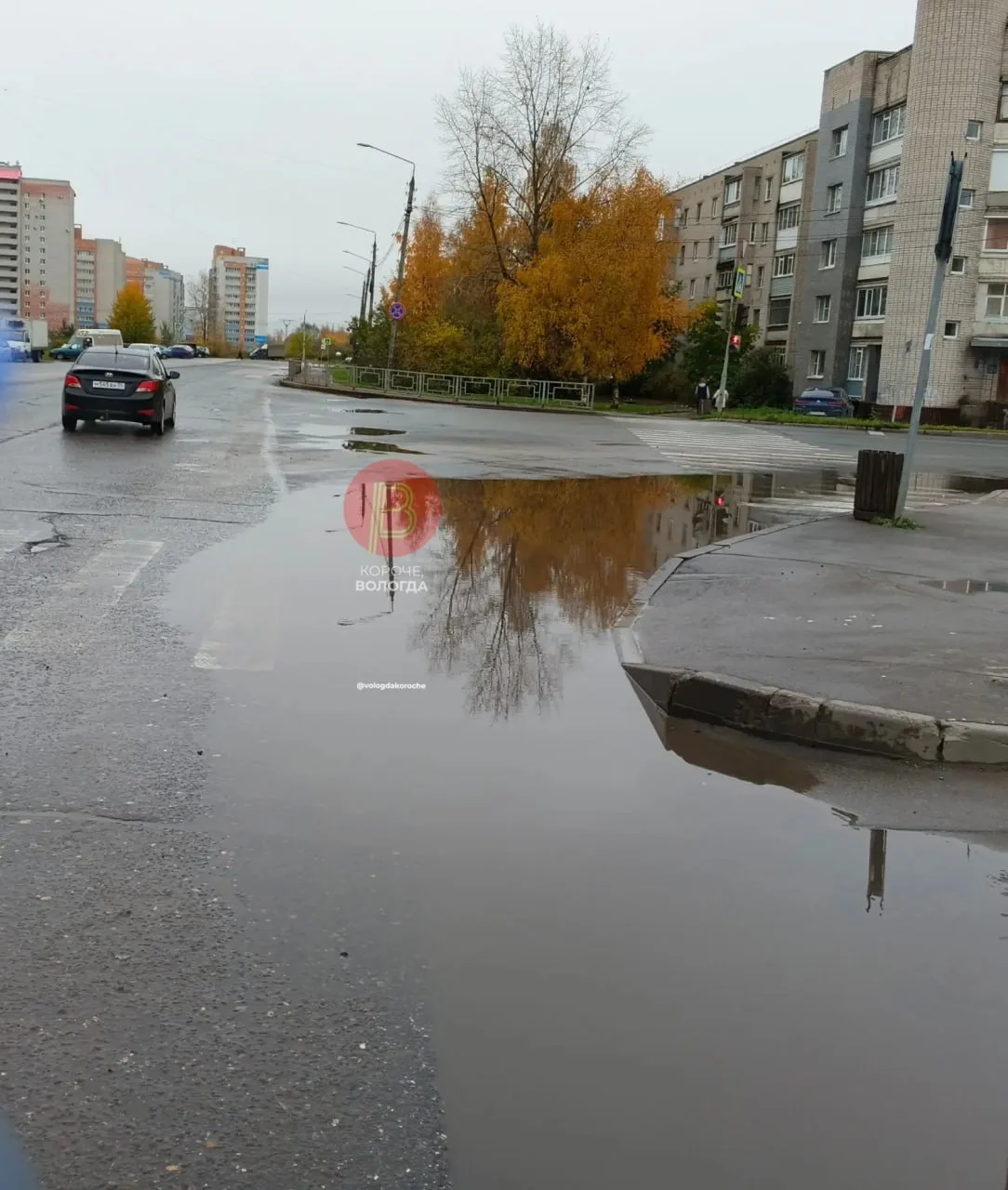 Вологжане жалуются на лужи на пешеходных переходах.