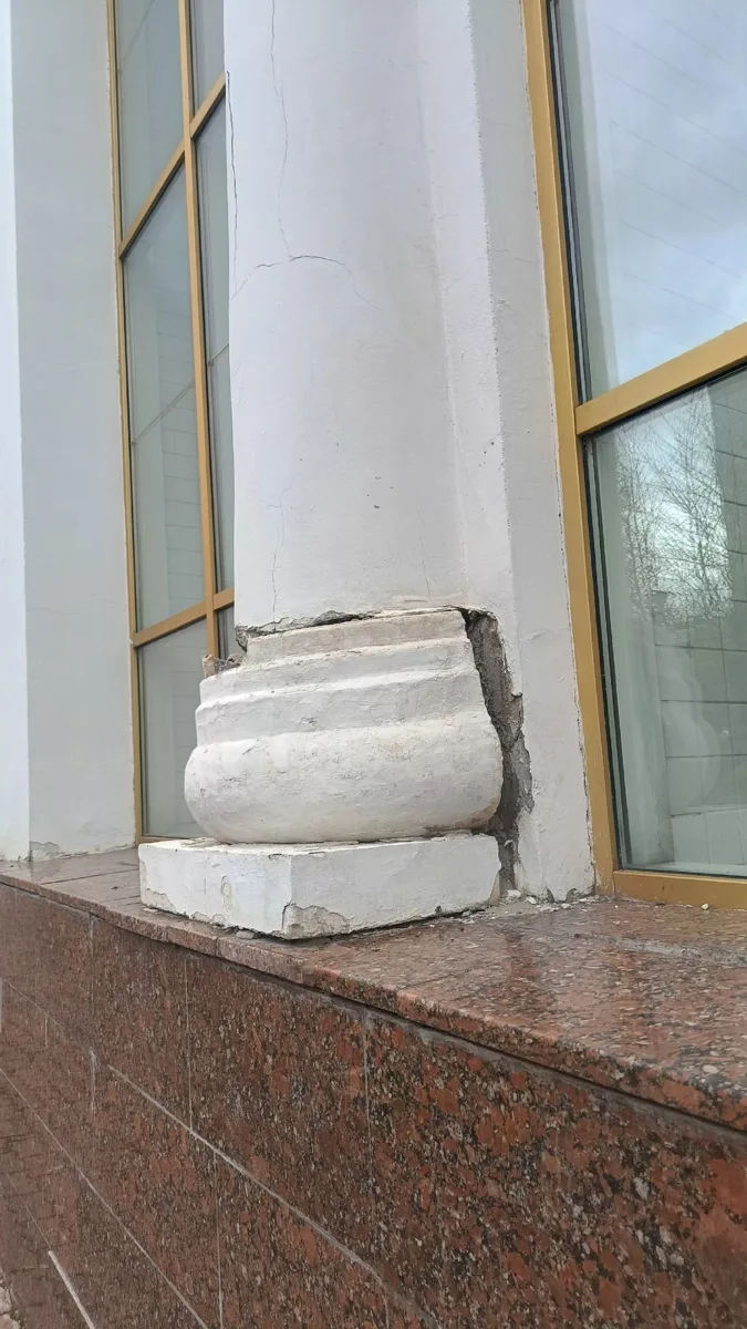 Планируется ли реконструкция фасада ЦРТДЮ? Эта колонна явно требует ремонта