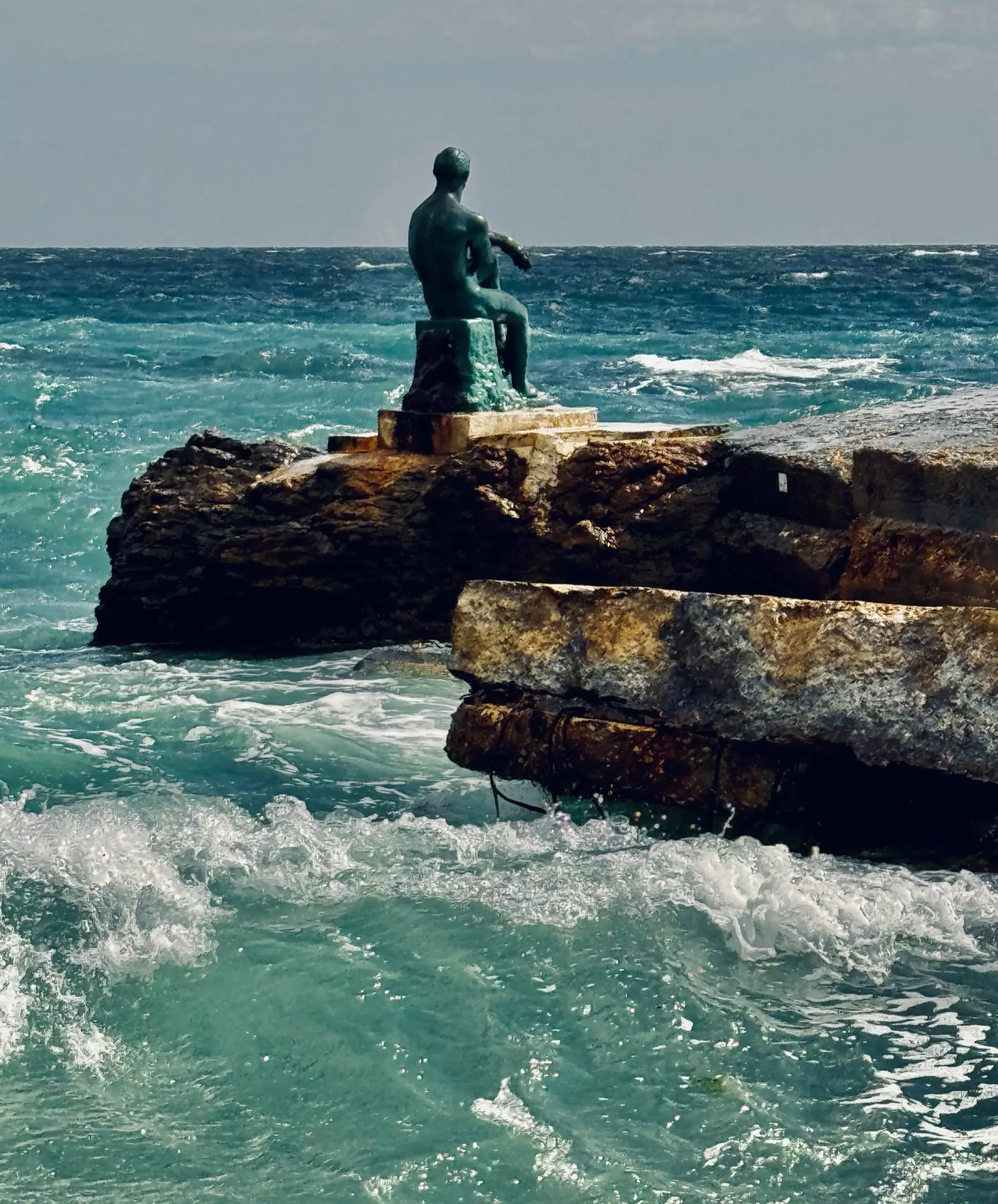 🌊 Алёша — необычная скульптура на берегу Фороса