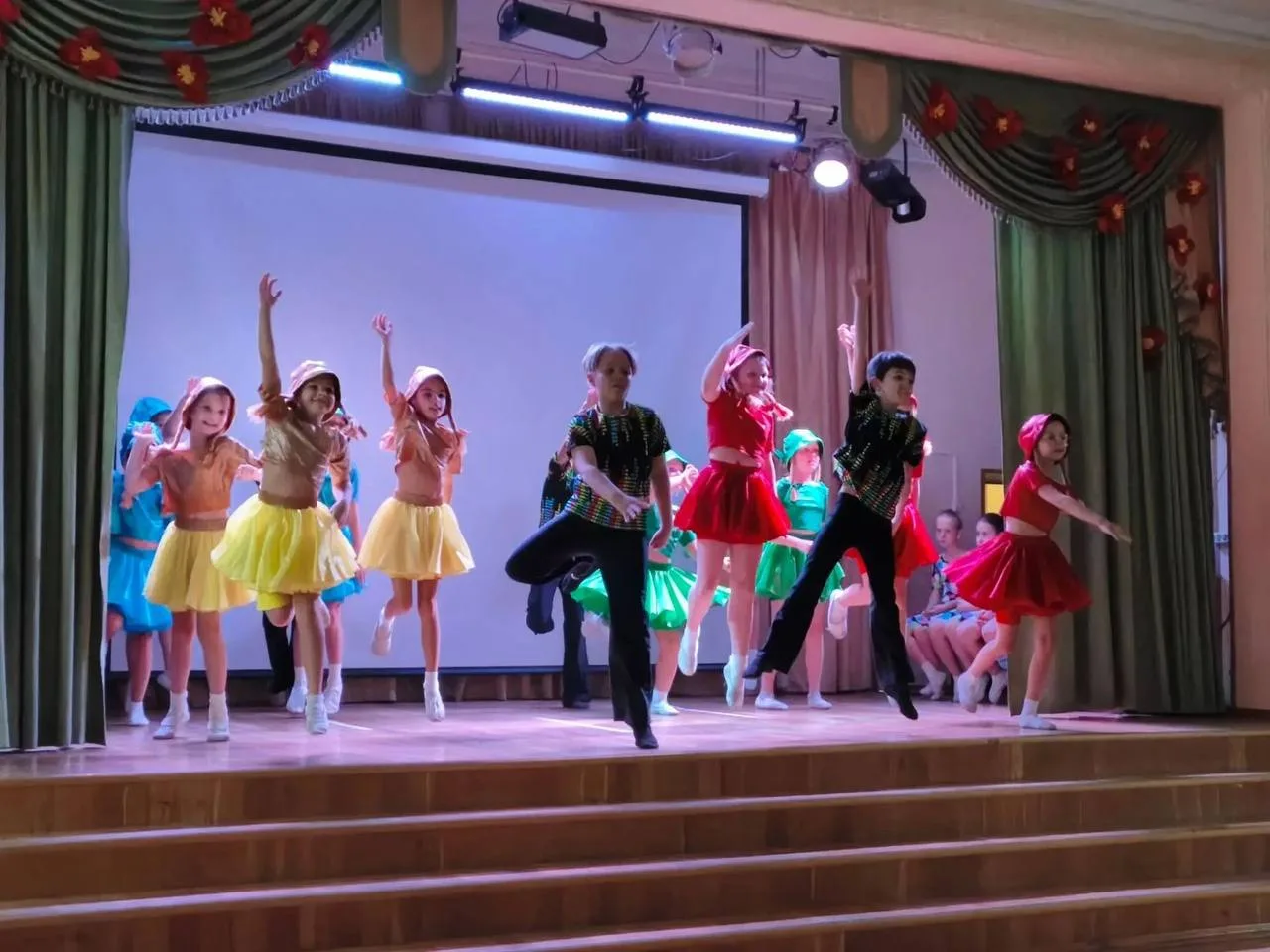 🎶 Ученики школы № 1257 устроили концерт для учителей