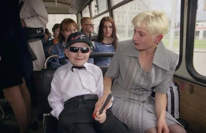 Улыбчивый паренёк с дубинкой из набора полицейского.