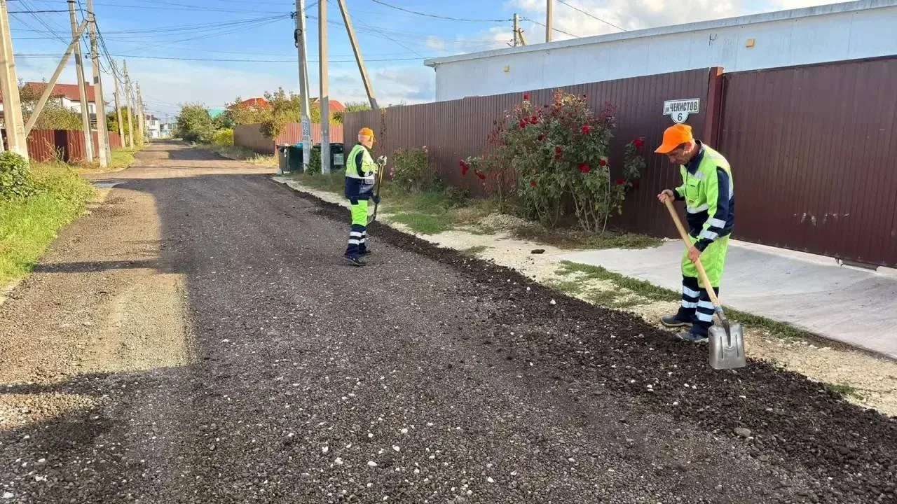 Дорожники в Анапе перешли на усиленный режим работы. Пока погода позволяет, ремонт идет...