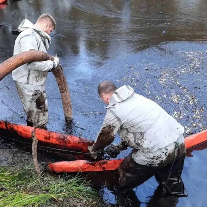 В Сургуте очистили протоку Бардаковку от нефтепродуктов