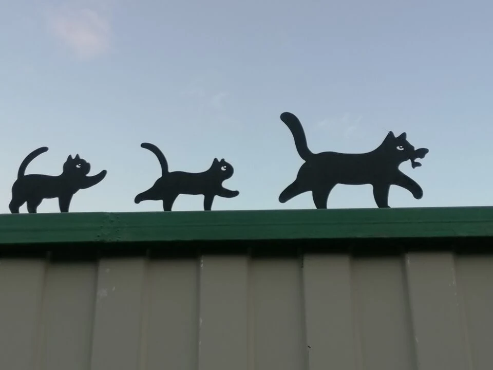 🐈 Болтовый кот и его гвардия: как забор в Усть-Нере стал местной достопримечательностью
