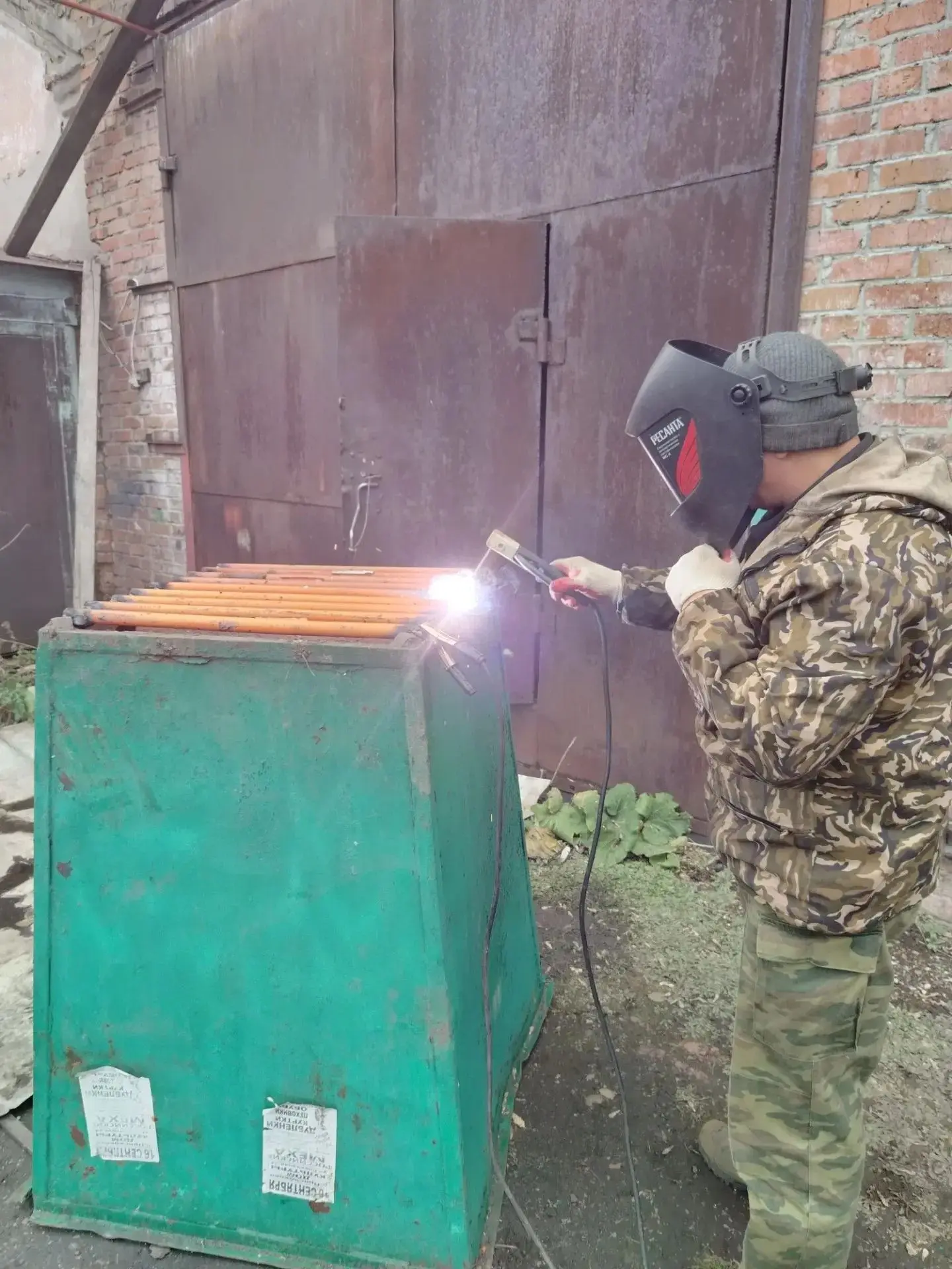 Ремонт мусорного контейнера.