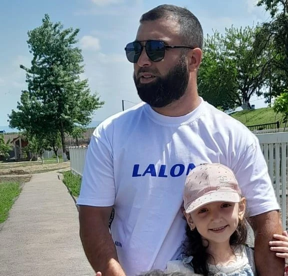 Мой папа работает в строительстве, он организует процесс строительства и ввод объектов ...