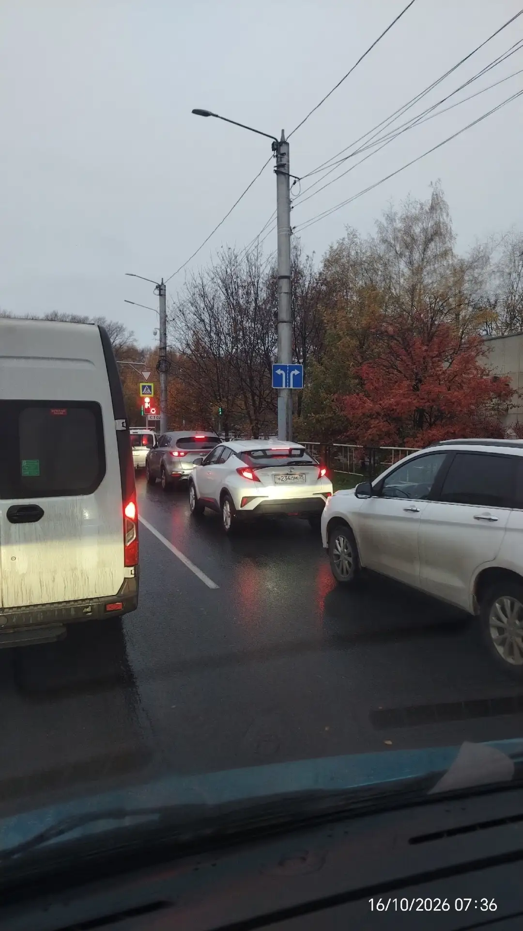 С Беляева поворачивают с обоих полос направо, а там знак поставили движение по полосам