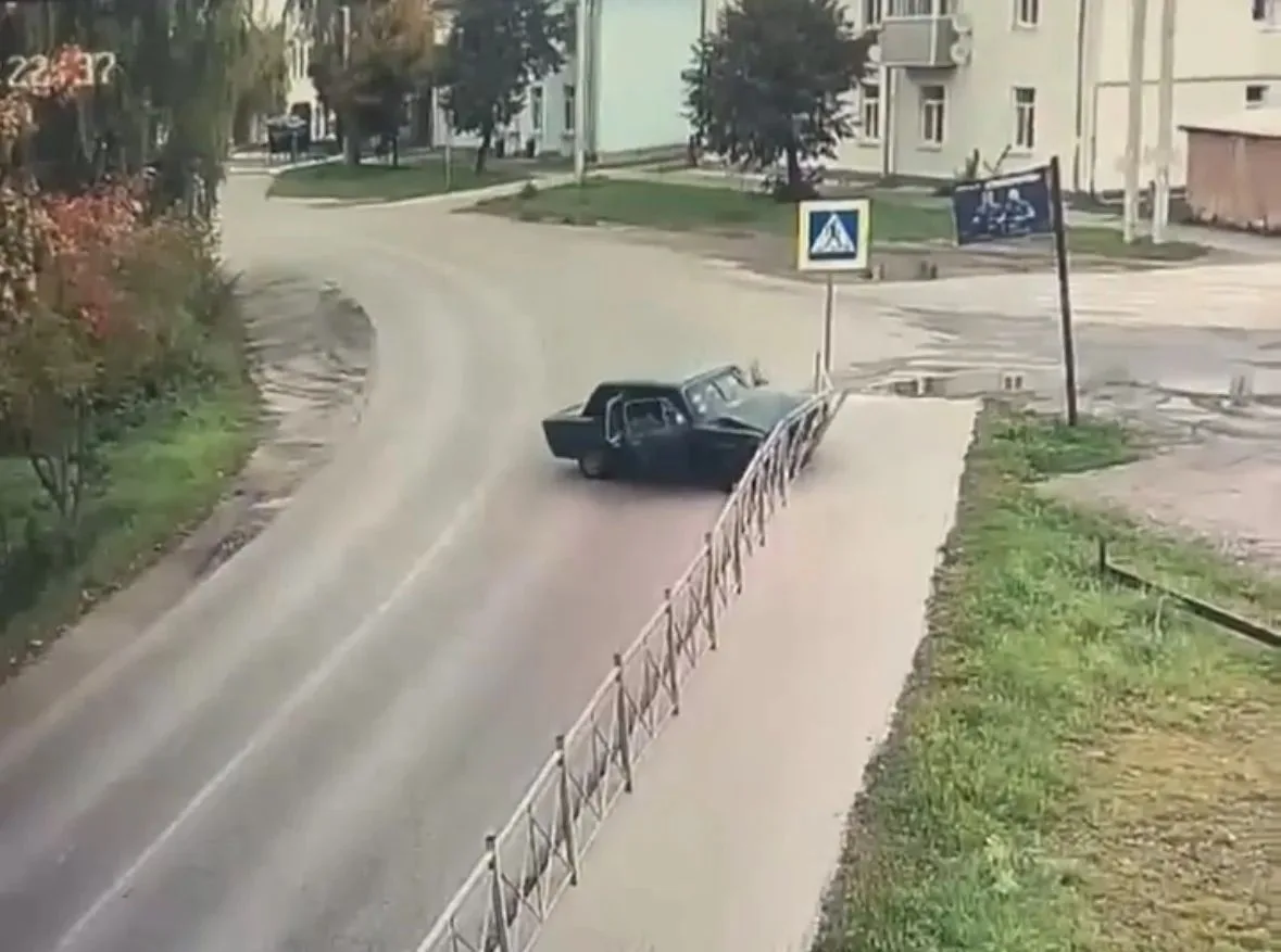 Сотрудники полиции установили водителя, скрывшегося с места ДТП в городе Старица