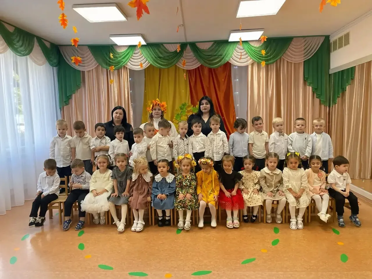 В группе «Васильки» прошел осенний праздник. Дети читали стихи, пели песни и водили хор...