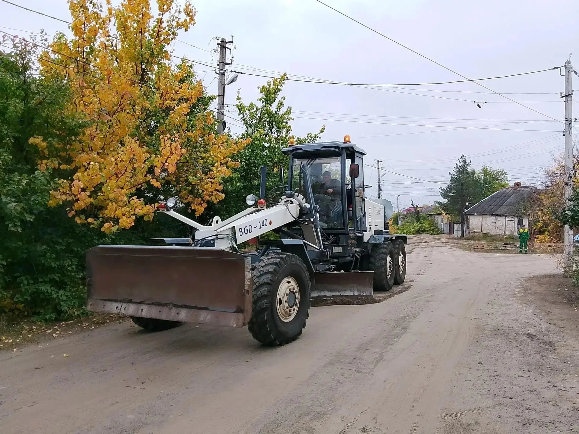 🚜 14 октября сотрудники МБУ Центр «Благоустройство» выполнили грейдирование грунтовых ...