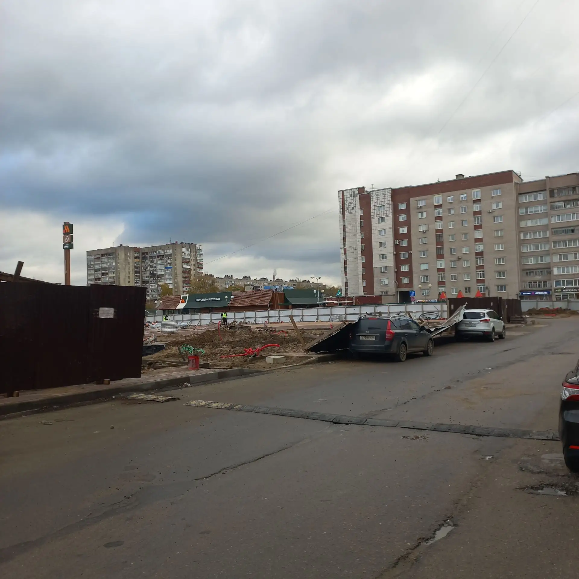 Забор на площади Химиков не выдержал напора ветра и прилег отдохнуть на припаркованные ...