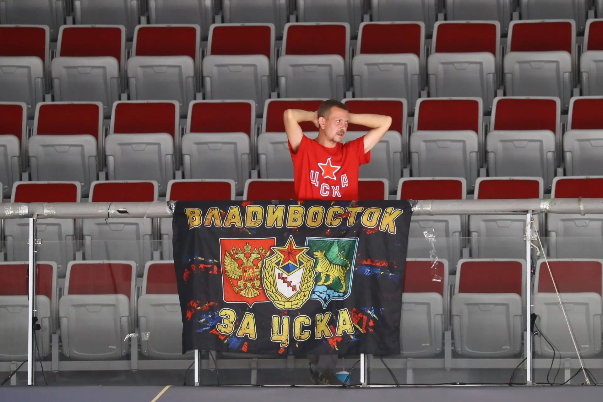 Одинокий фанат ЦСКА на выезде во Владивостоке за хоккейную молодежку "Красная Армия".