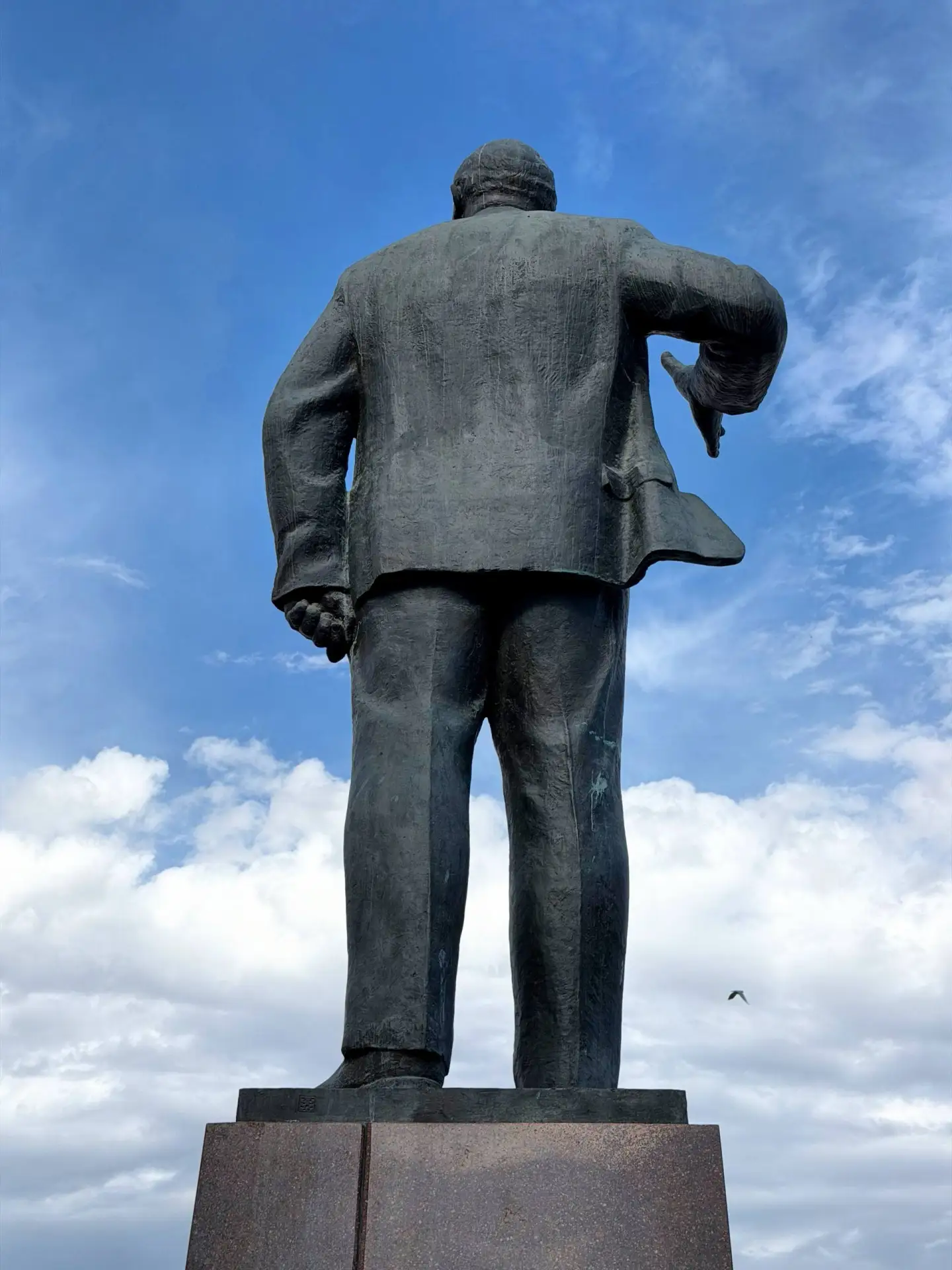 Интересная поза у Ленина. Называется «Дай краба!»