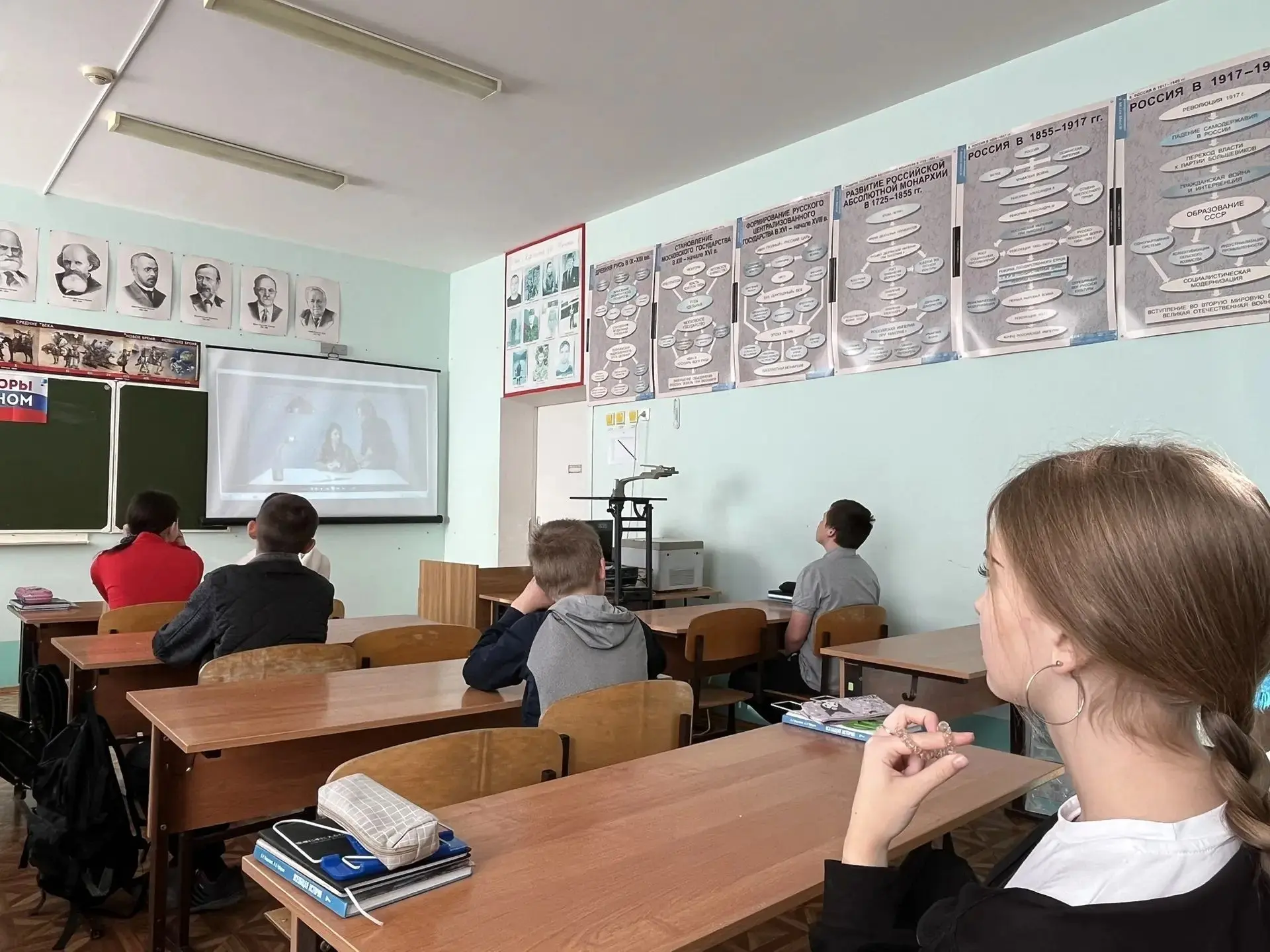 Понедельник в нашей школе начался традиционно — с линейки и гимна.