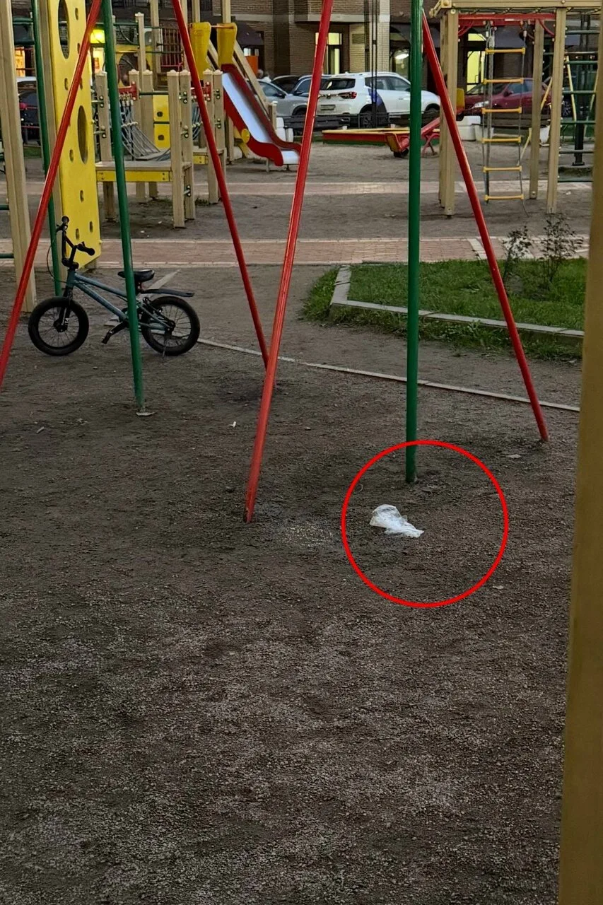 Пакет с водой упал рядом с ребёнком на детской площадке