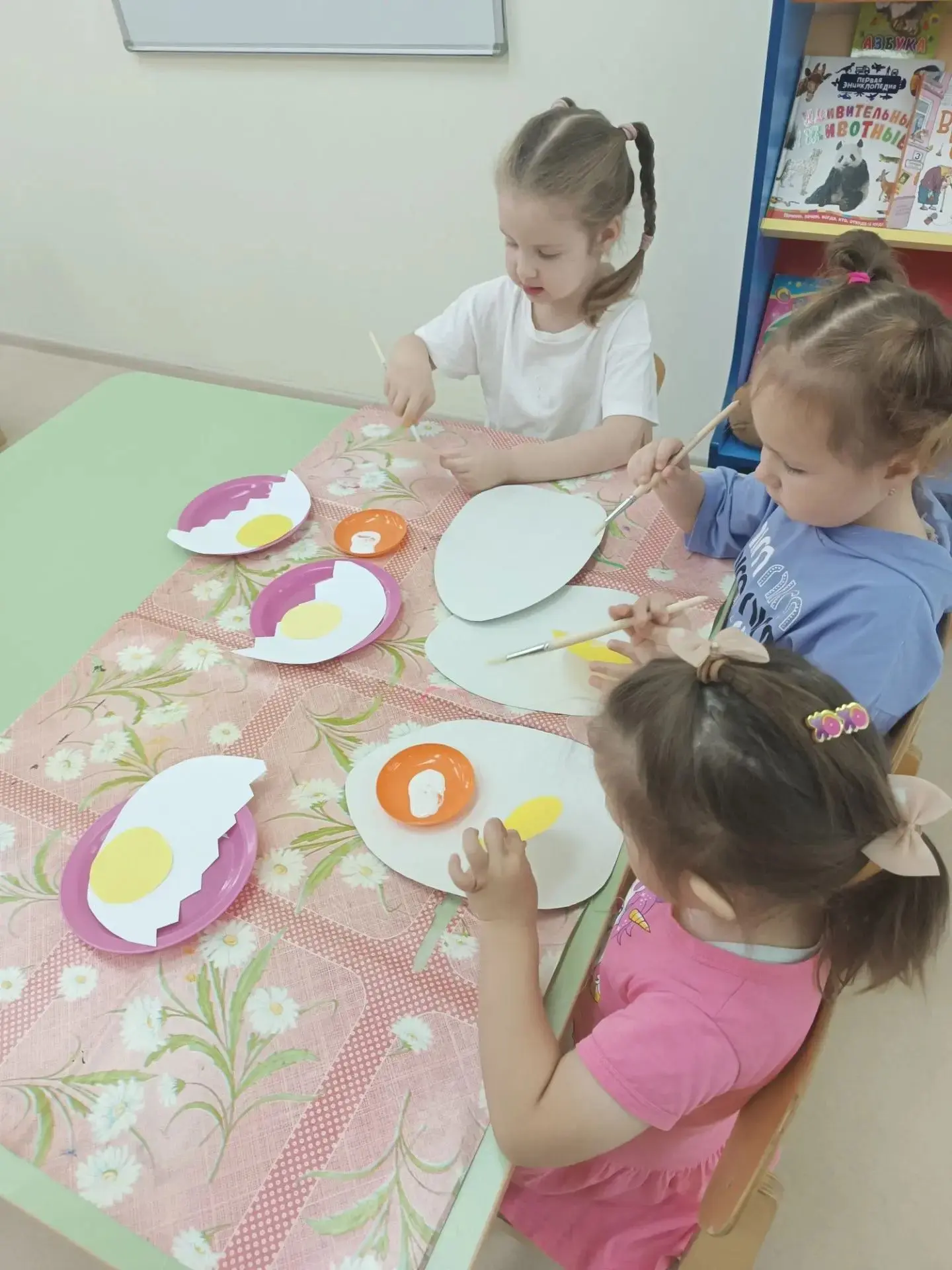 В младшей группе прошло занятие по аппликации "Я родился" 👶🎨. Наши малыши продолжают ...