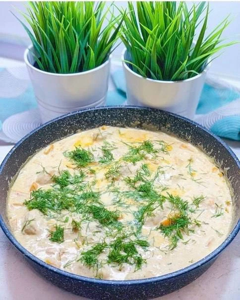 КУРОЧКА В СМЕТАННО-СЫРНОМ СОУСЕ...