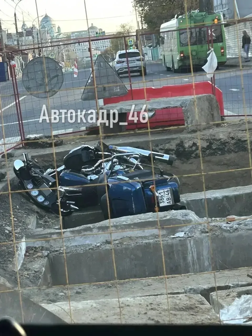 ❌ В Курске мотоциклист влетел в разрытие на Красной Армии