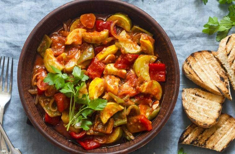 Кабачки, тушенные с помидорами и перцем