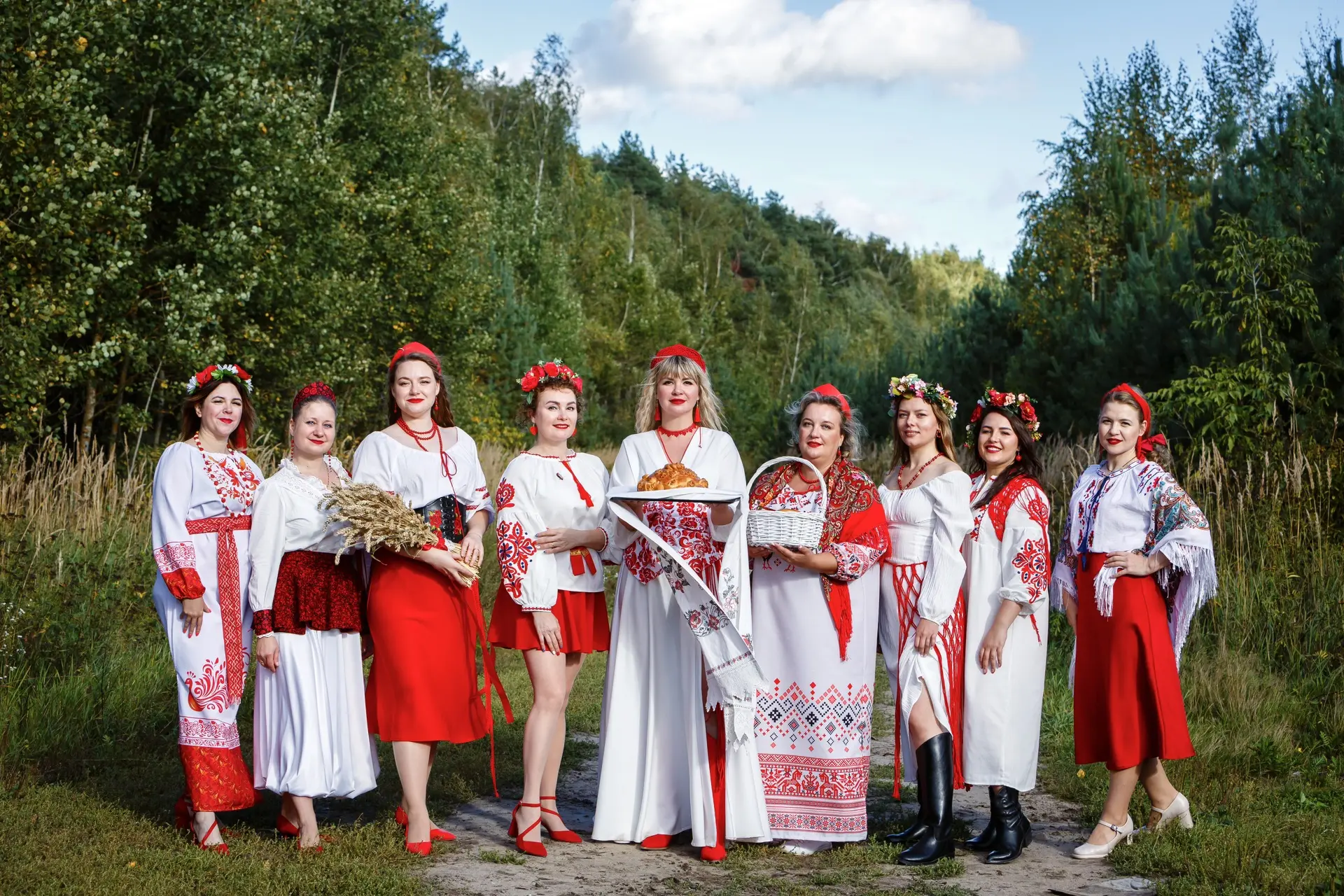Красна сказка складом, а песня - ладом.