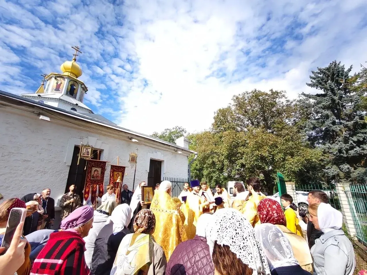 В станице Константиновская в Храме святителя Тихона  прошла Божественная литургия в ден...