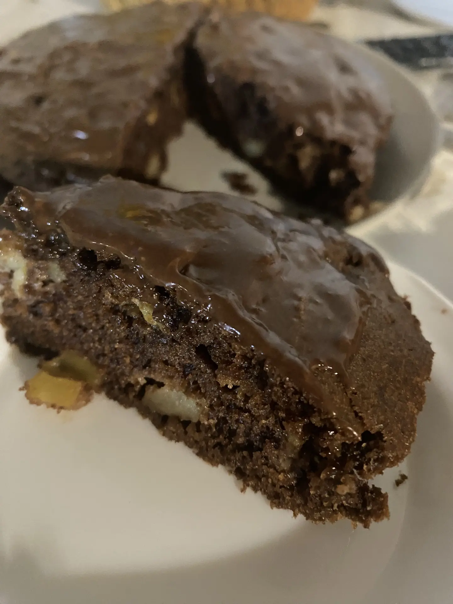 Шоколадный пирог с яблоками