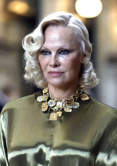 **💄 Памела Андерсон снова накрасилась - и это новость**