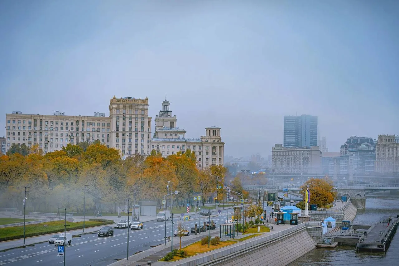 Сильный туман накроет Москву сегодня с 16:00 и продержится до 10:00 пятницы