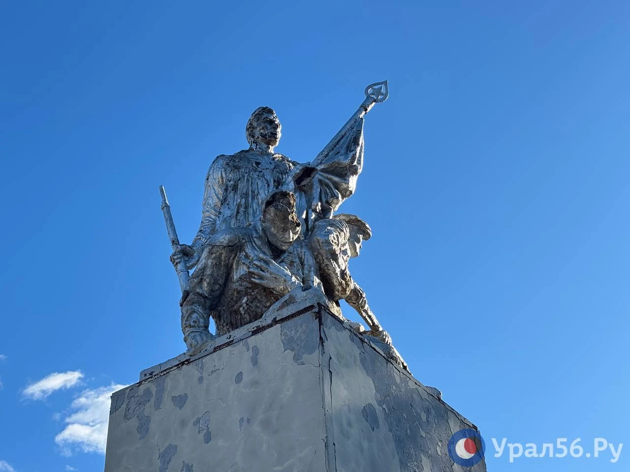 В Оренбурге планируют демонтировать памятник красногвардейцам, установленный в парке Ле...
