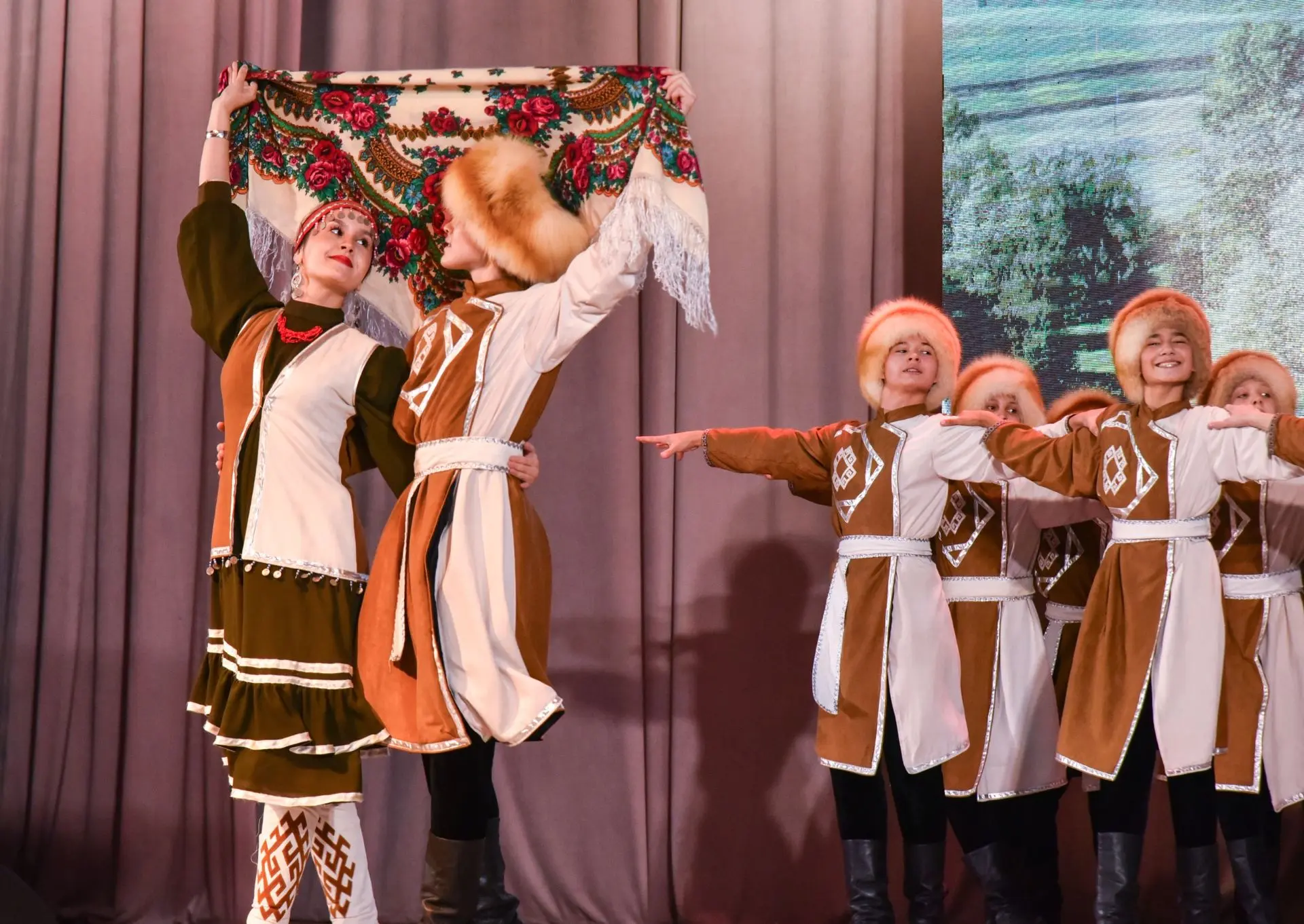 Во дворце культуры «Родина» провели торжественное мероприятие, посвящённое Дню Республи...