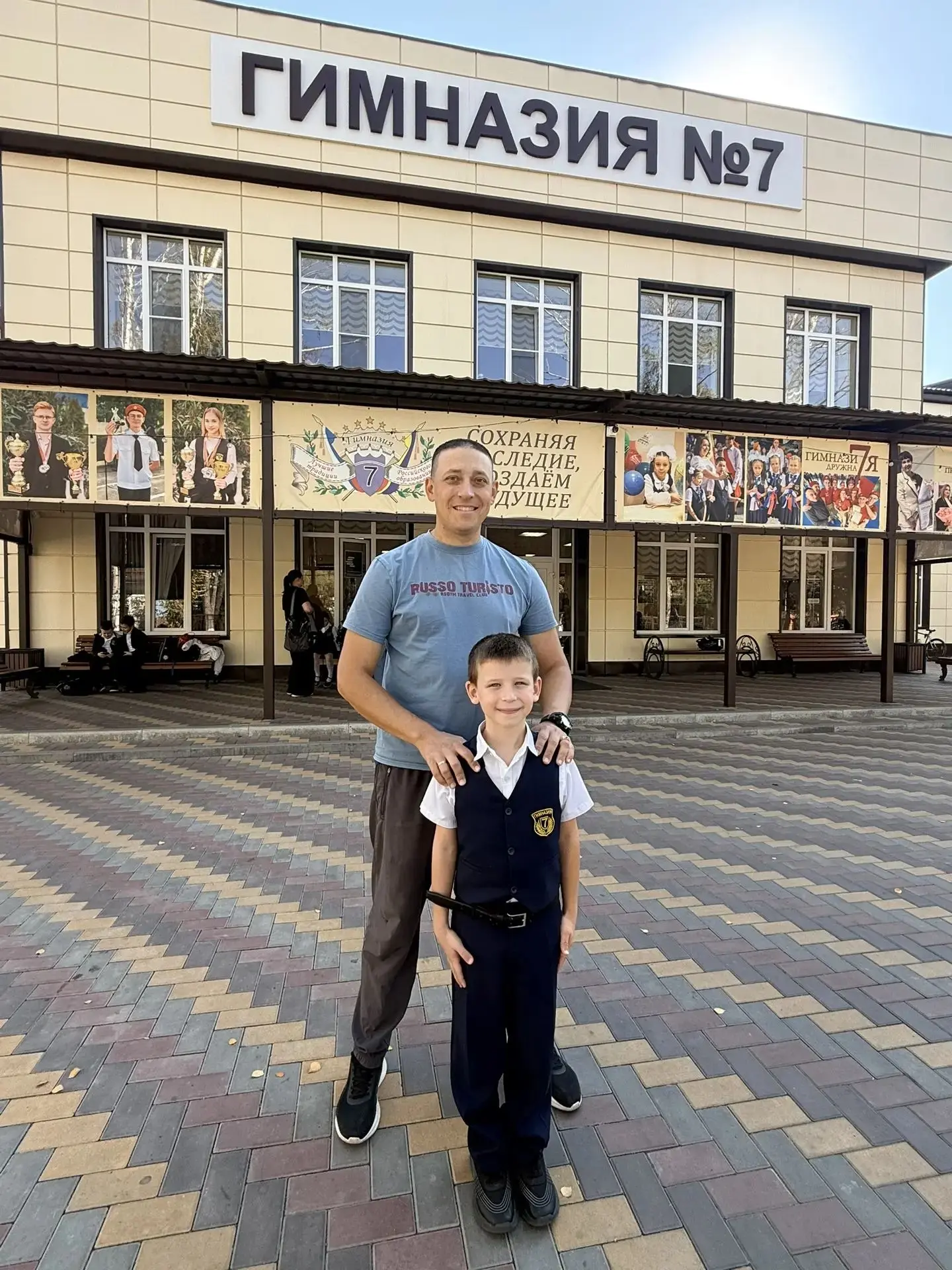 Даниленко Леонид, ученик 1А класса, вместе со своим папой и всей его дружной семьей уча...