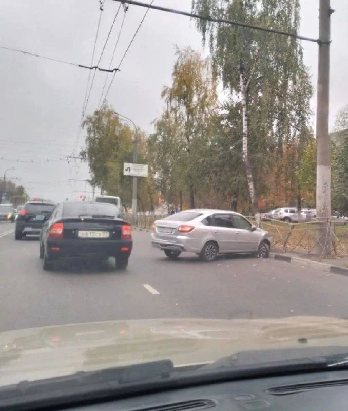 ​🚗 Машина влетела в забор на Комсомольской