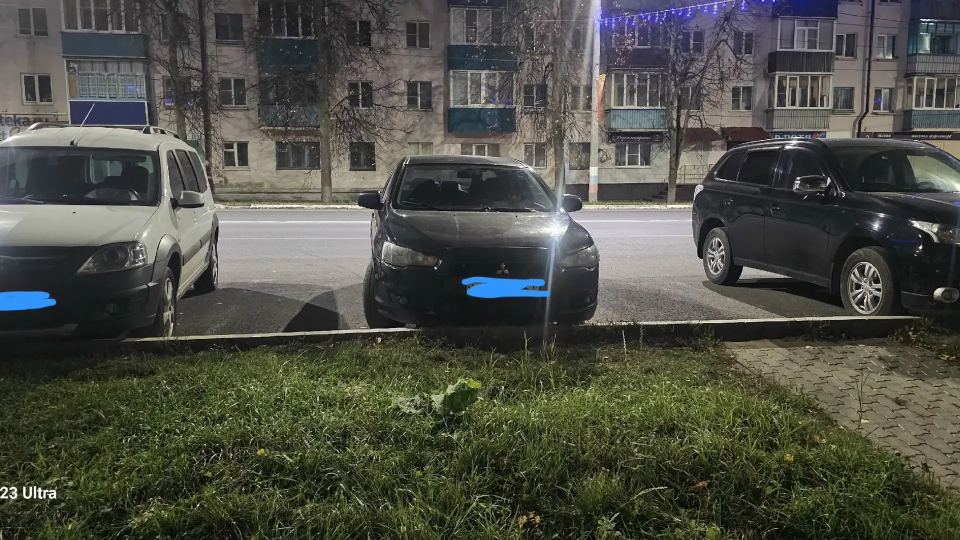 Пожалуйста, паркуйте свой автомобиль правильно, уже третий раз машина стоит на 2 места