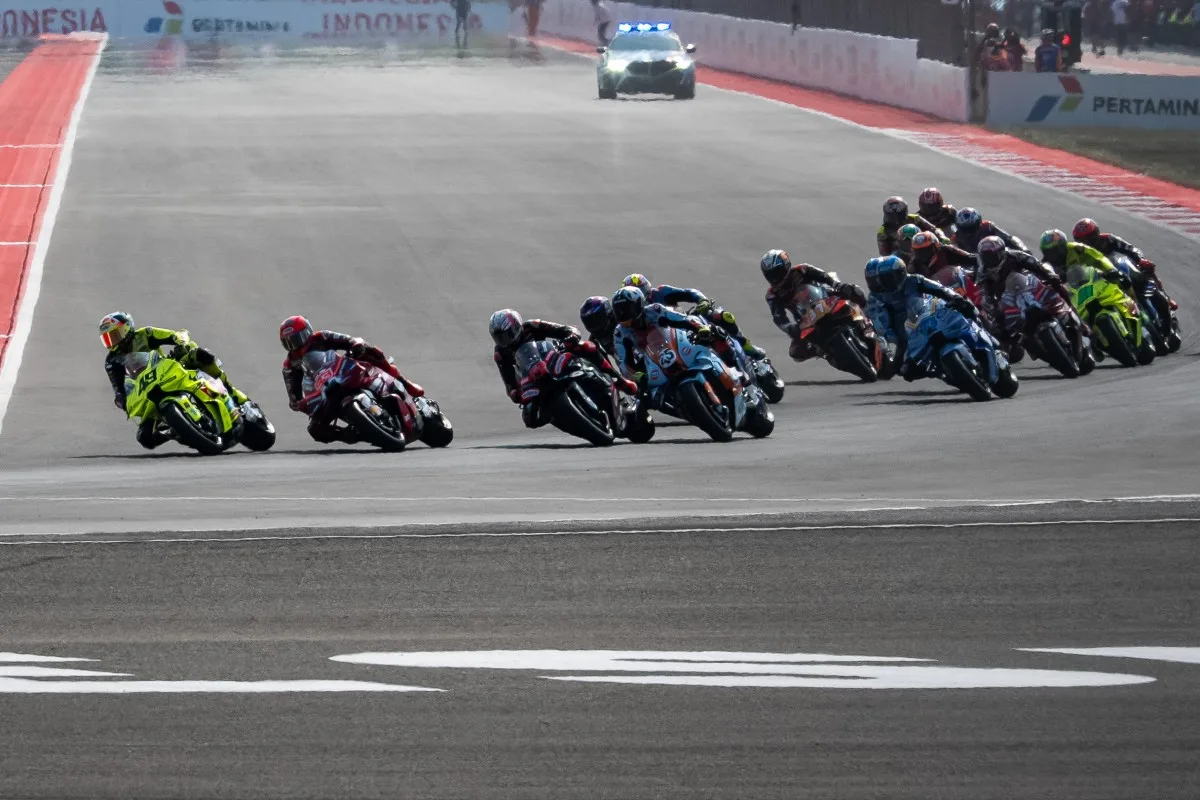 Инсайдеры вычислили инициатора боулинга на старте спринта MotoGP в Индонезии: раскадровка