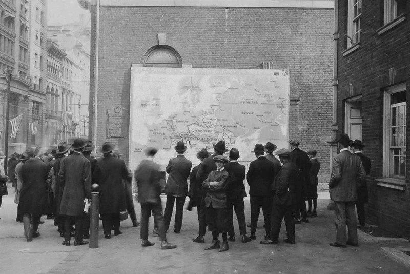 Прохожие смотрят на новую карту Европы после Первой мировой войны, 1918 год