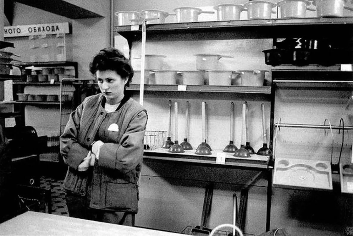 Ленинградский универмаг. Фото Шепарда Шербелла, СССР, 1991 год. 🥛