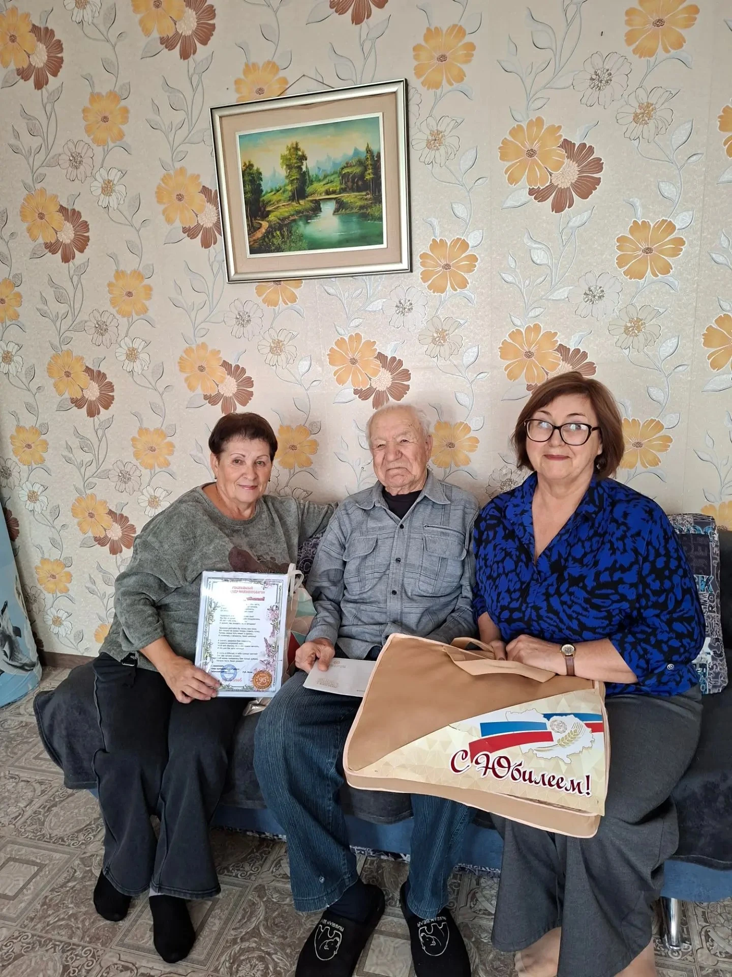 🎂09 октября  отметил 95-летний юбилей труженик тыла, ветеран труда  Кобец Александр Фи...