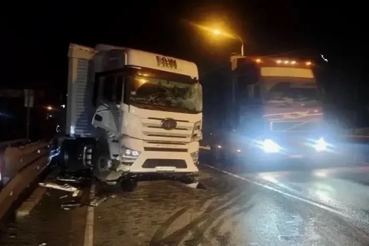 🚛 Водитель фуры пострадал в столкновении двух грузовиков под Ростовом