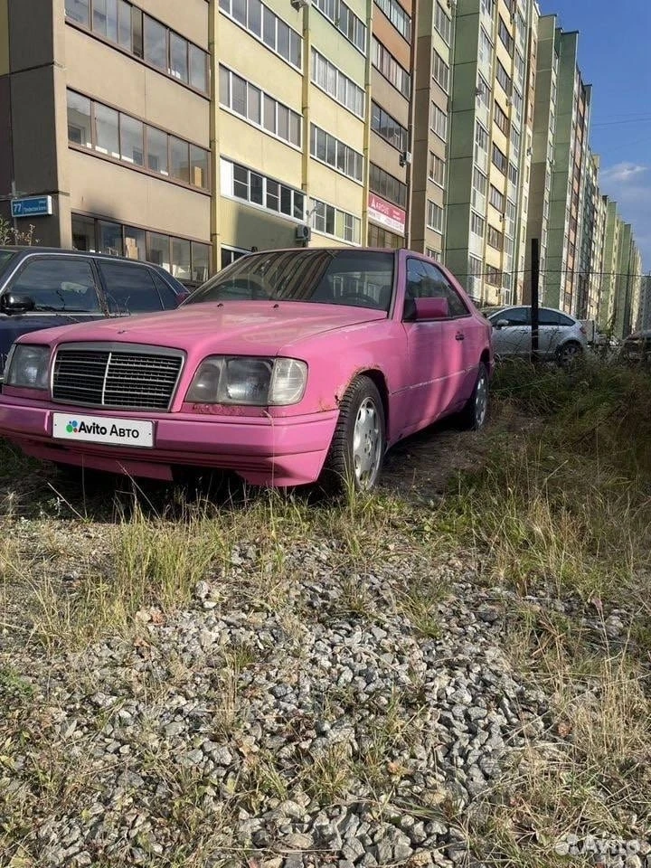 В Челябинске выставлен на продажу розовый Mercedes за 265 тысяч рублей.