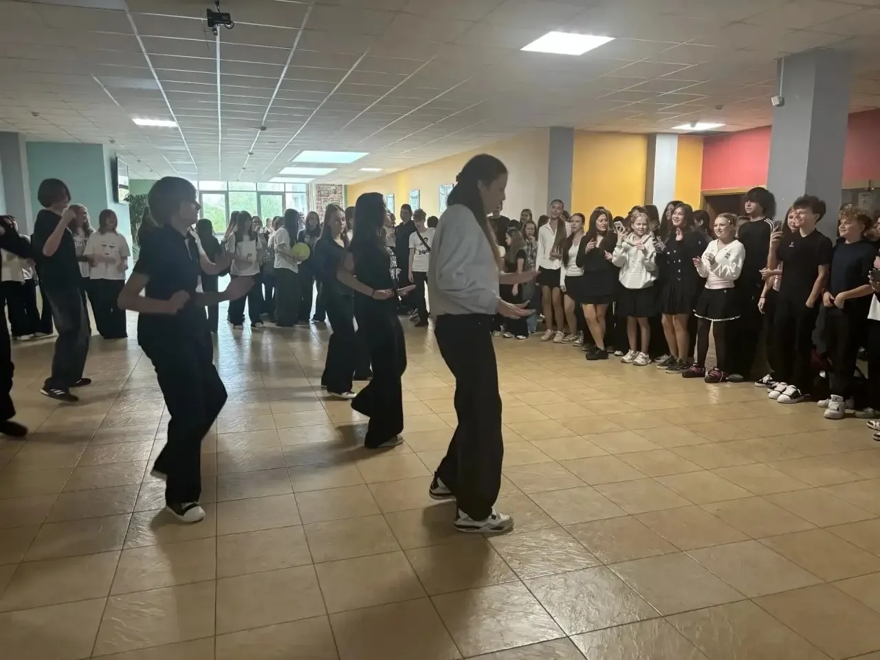 Сегодня наша школа превратилась в настоящий танцпол, Совет обучающихся устроил зажигате...